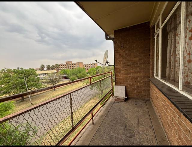 2 BEDROOM FLAT FOR SALE IN VEREENIGING CENTRAL